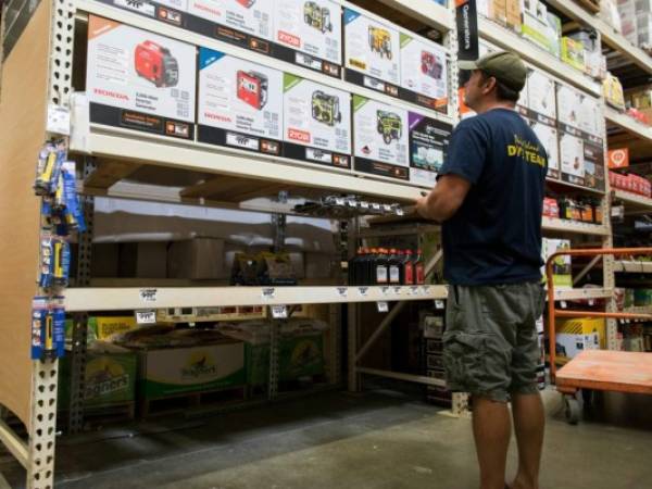 A man busca comprar un generador eléctrico en en un The Home Depot en Corpus Christi, Texas. Ta la espera de la tormenta tropical Harvey. (Courtney Sacco/Corpus Christi Caller-Times via AP)